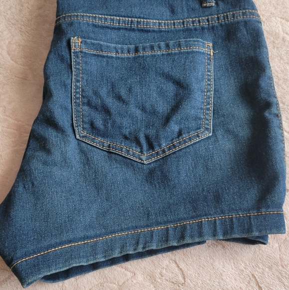 Womens shorts - Picture 2 of 3